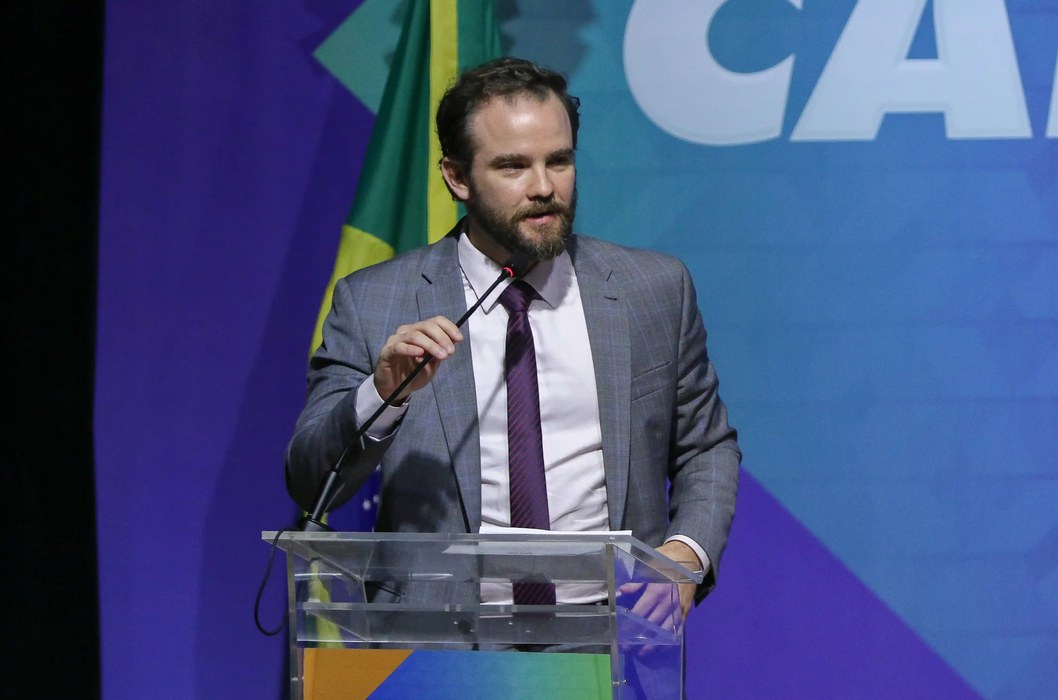 Imagem de Durigan critica postura dos EUA sobre PCC e CV e diz que Brasil não deve agir em “vassalagem”
