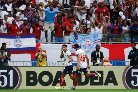 Imagem de Bahia faz jogo heroico, vence o Vitória com um a menos e entra no G-6
