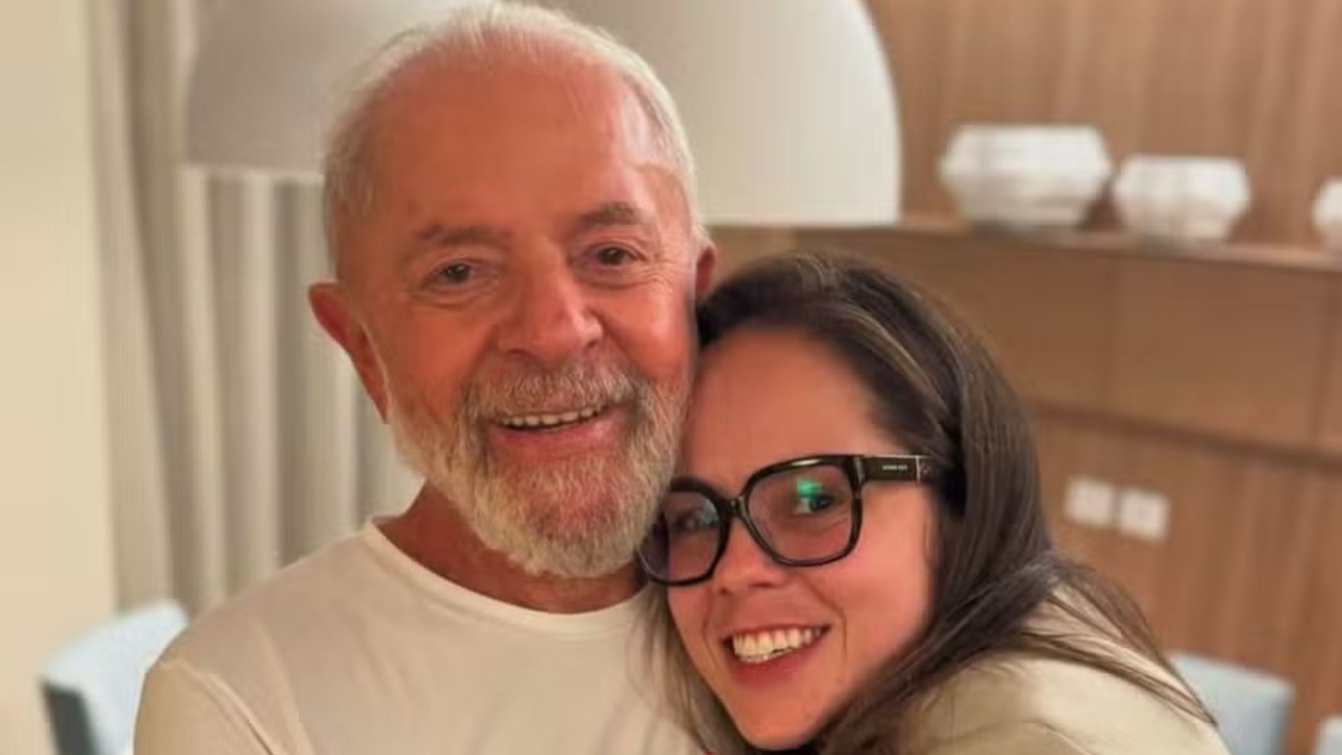 Imagem de Neta de Lula ataca Trump e Bolsonaro em defesa do Pix e comete gafe