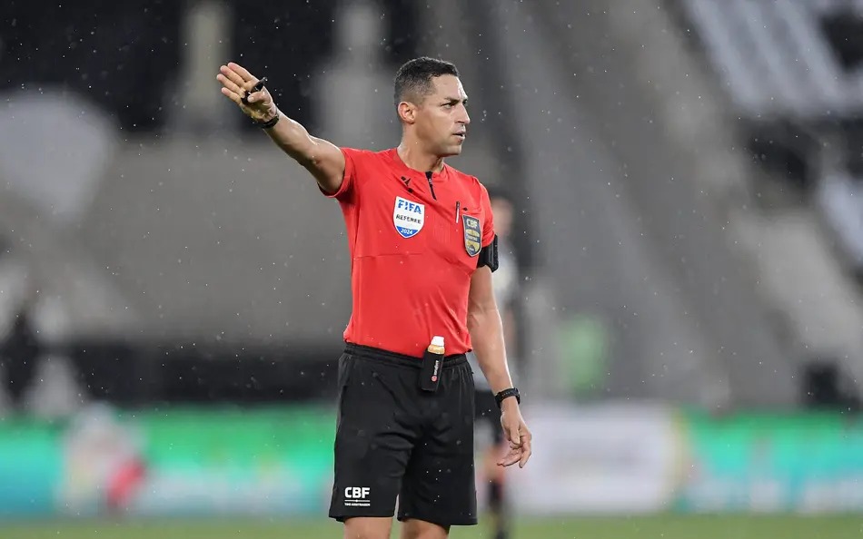 Atualmente no Brasil, os árbitros recebem por partida, sem vínculo empregatício. Os mais atuantes na Série A têm remuneração mensal média de R$ 15.000