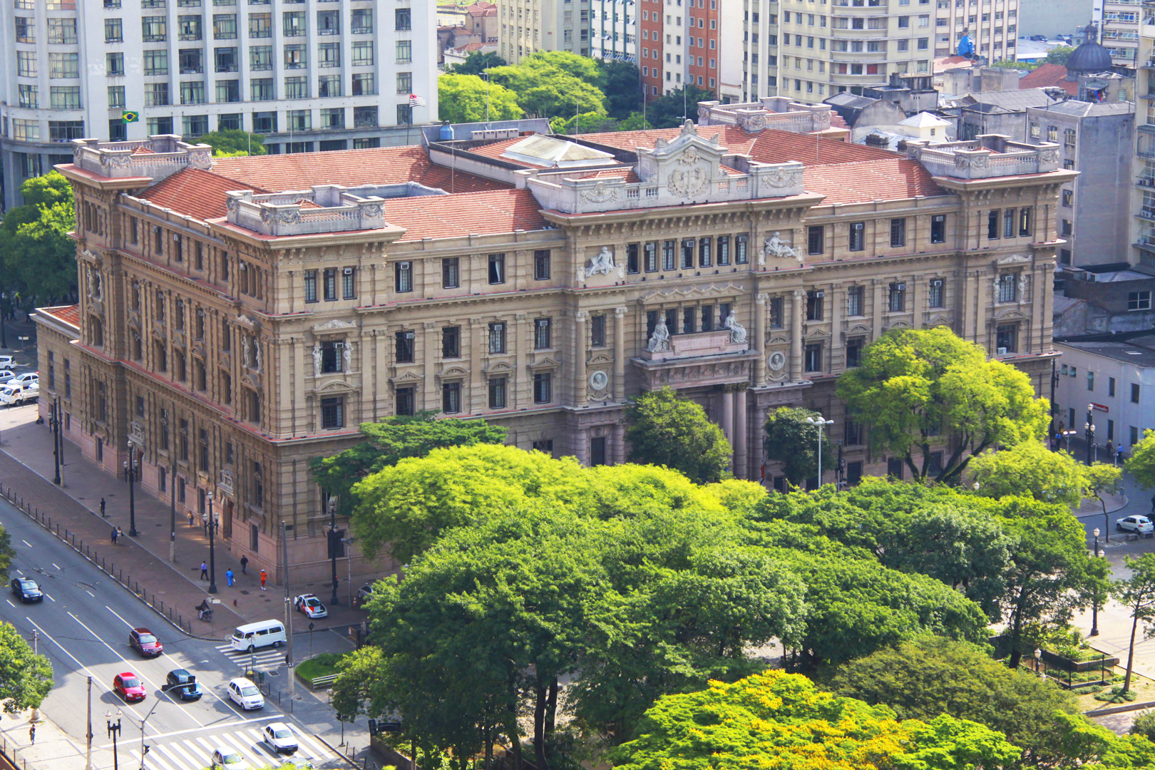 Imagem de Tribunais pagam R$ 722 milhões em benefícios extras mesmo após restrições do STF
