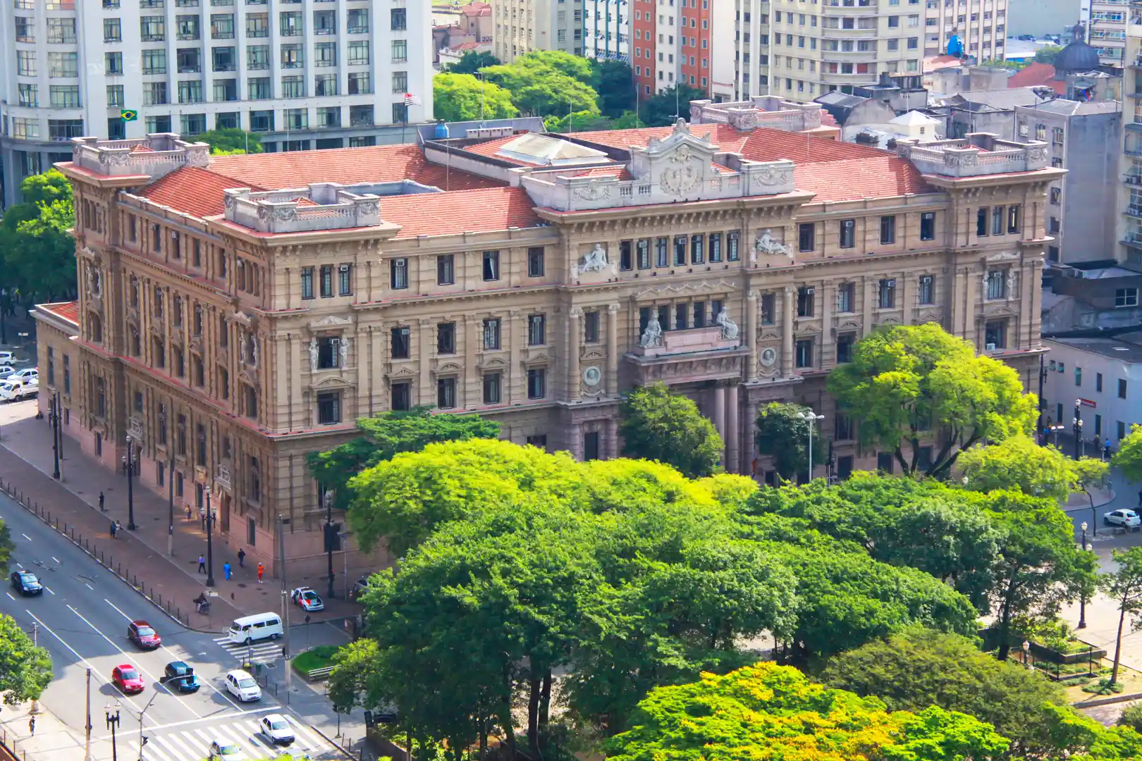 Imagem de Tribunais pagam R$ 722 milhões em benefícios extras mesmo após restrições do STF