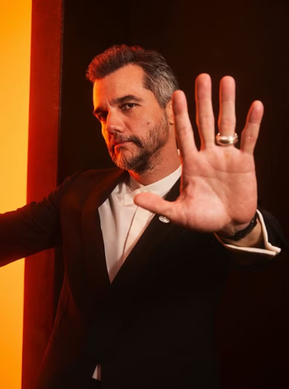 Imagem de Wagner Moura surge com relógio de luxo no tapete vermelho do Oscar 2026