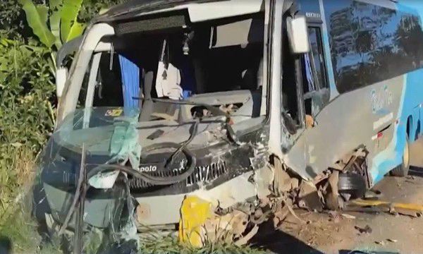 Acidente destruiu a frente dos veículos por Reprodução