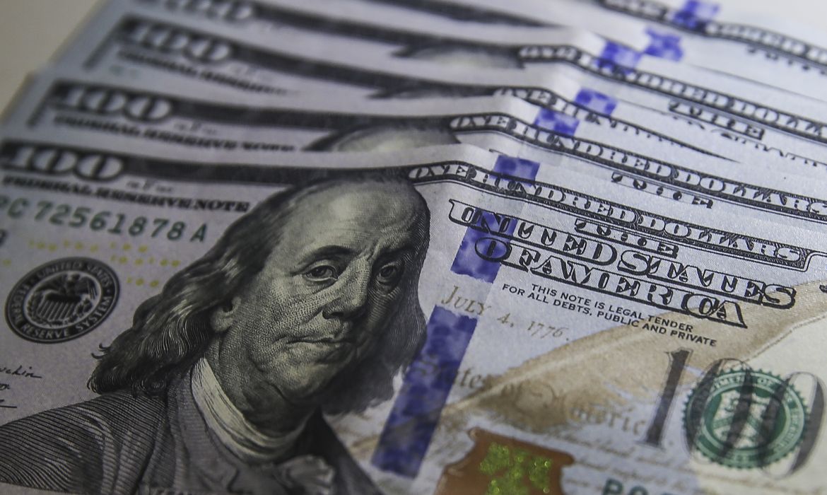 Imagem de Dólar dispara 12,52% e chega a R$ 5,60 após reeleição de Lula