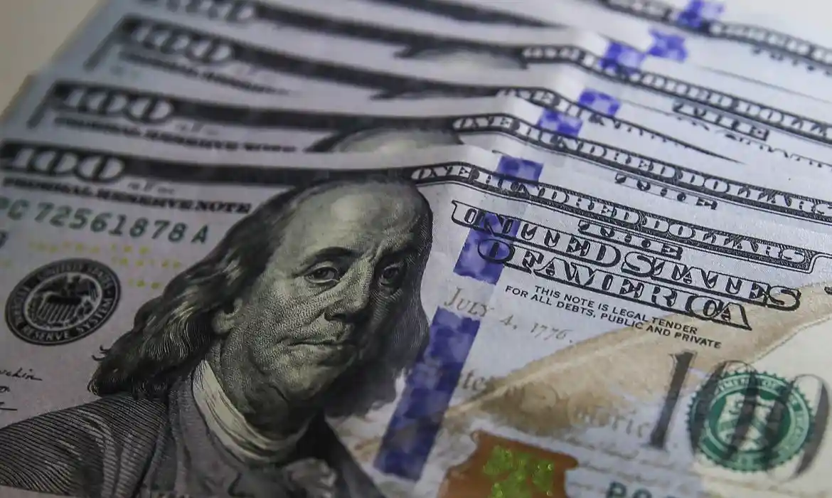Imagem de Dólar dispara 12,52% e chega a R$ 5,60 após reeleição de Lula