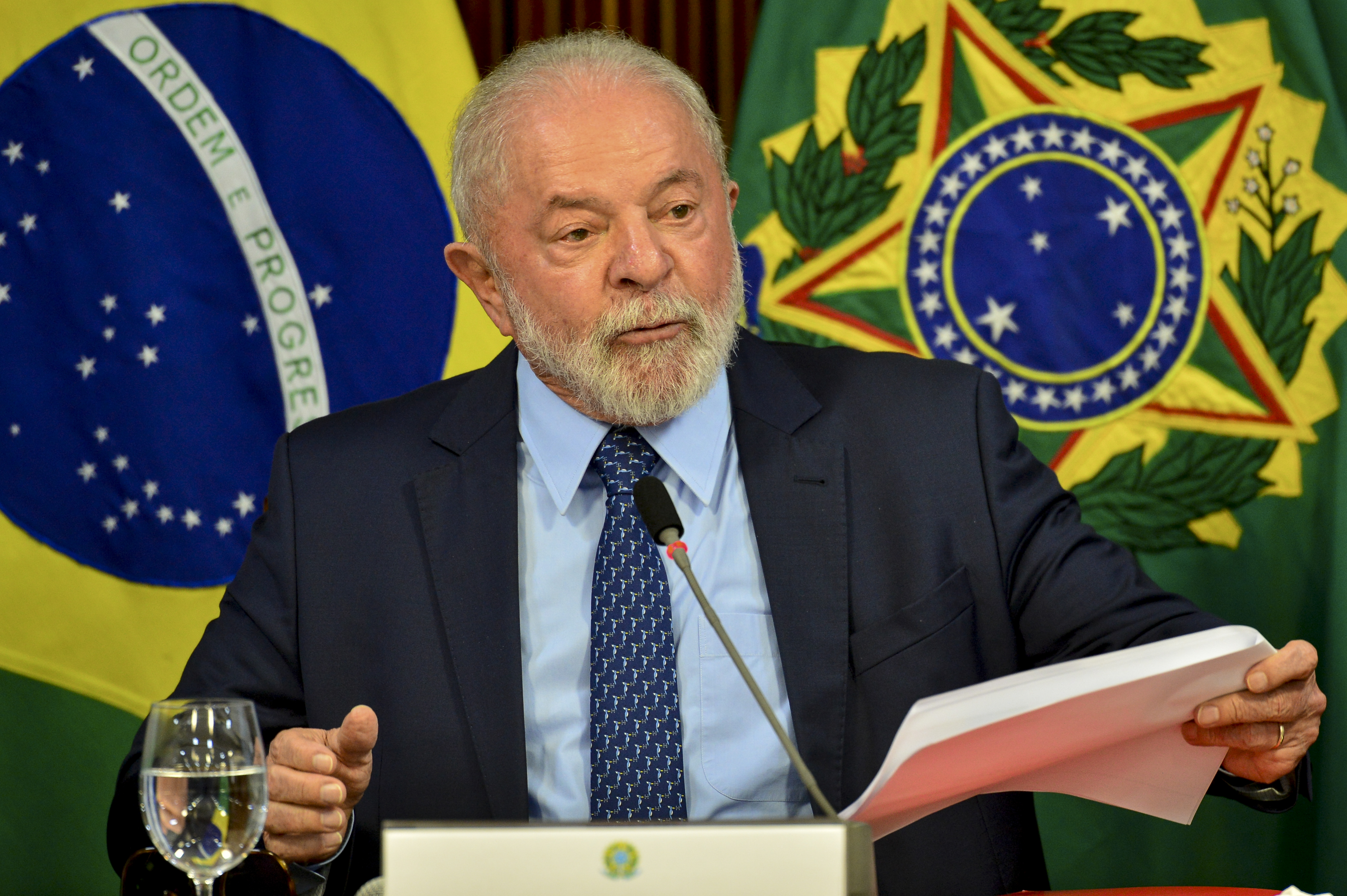 Imagem de Lula deixa Palácio da Alvorada durante protesto liderado por Nikolas Ferreira