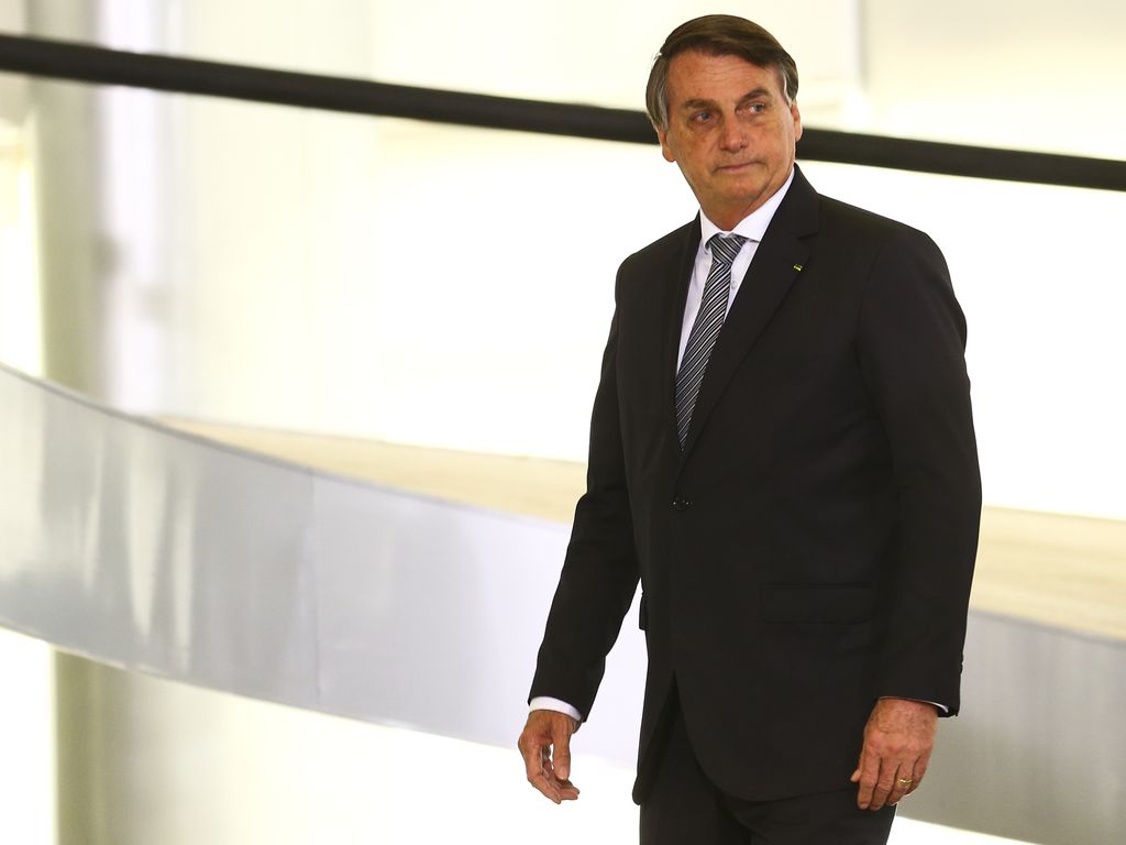 Imagem de Moraes proíbe Bolsonaro de falar com 191 pessoas e impõe toque de recolher
