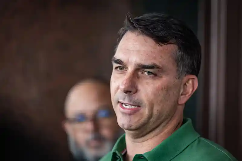 Imagem de Flávio assume decisões estratégicas da campanha após restrição de contato com Bolsonaro