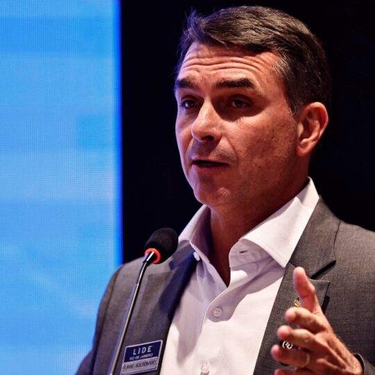 Imagem de Segurança de Flávio Bolsonaro é reforçada após aumento de ameaças, aponta relatório