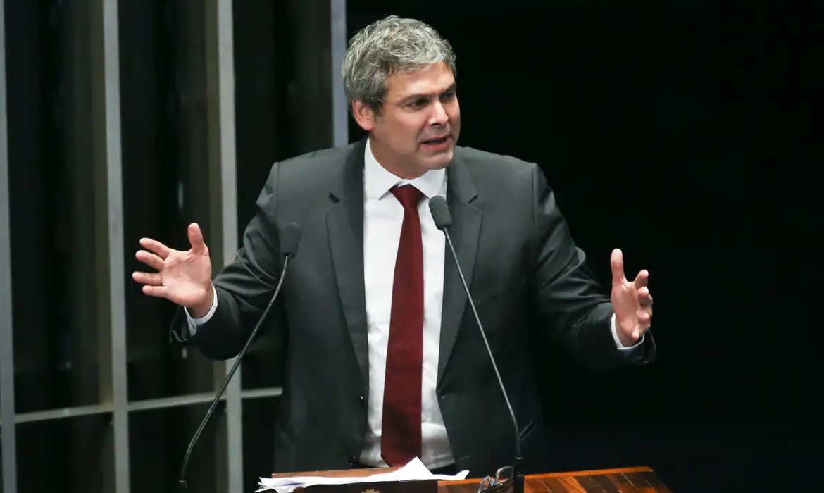 Imagem de Lindbergh pede ao STF apreensão do passaporte de Flávio Bolsonaro e ampliação de investigação