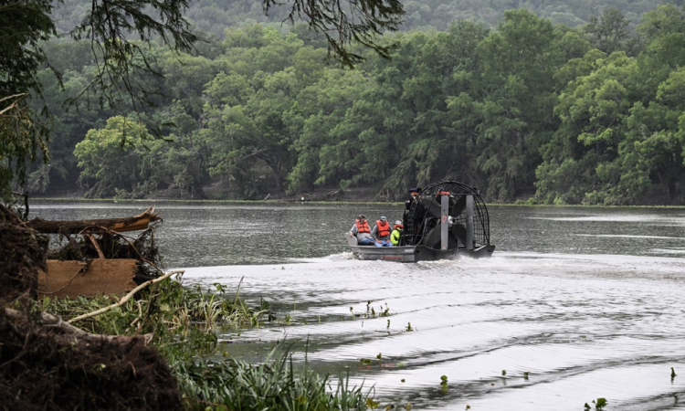 A população se uniu às autoridades na procura dos desaparecidos, entre eles 10 meninas e um conselheiro de um grupo cristão que acampavam às margens do rio Guadalupe