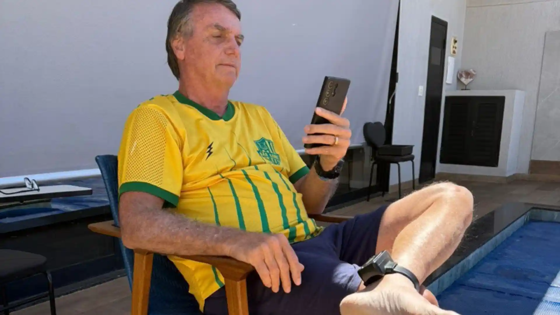 Imagem de Bolsonaro fica em casa e acompanha atos pró-anistia por videochamada