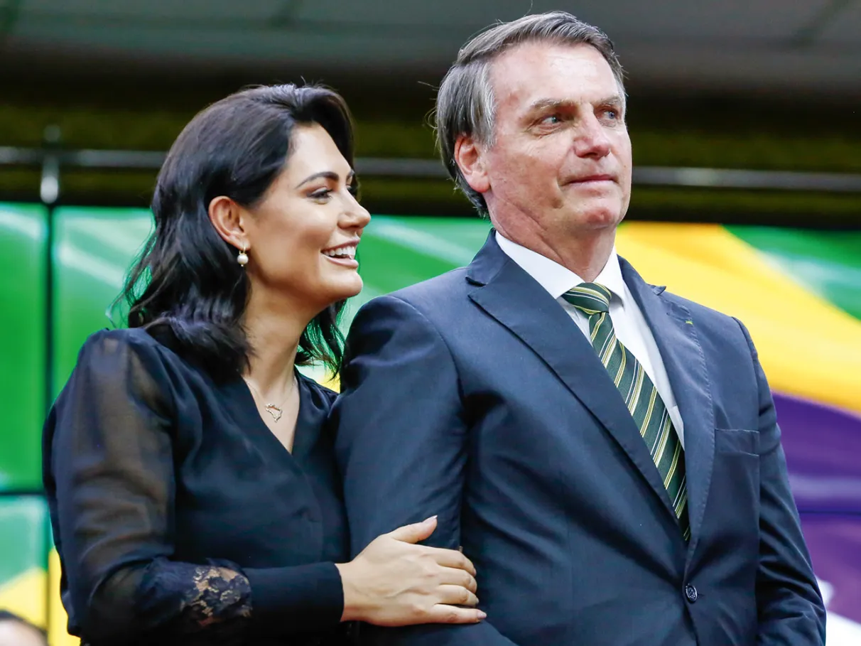 Imagem de Michelle Bolsonaro usa versículo bíblico para demonstrar fé em meio à prisão de Jair Bolsonaro