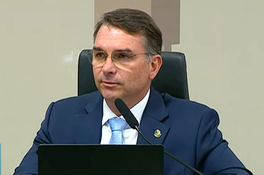 Imagem de Flávio Bolsonaro cobra renúncia de Moraes após revelação de mensagens com Vorcaro