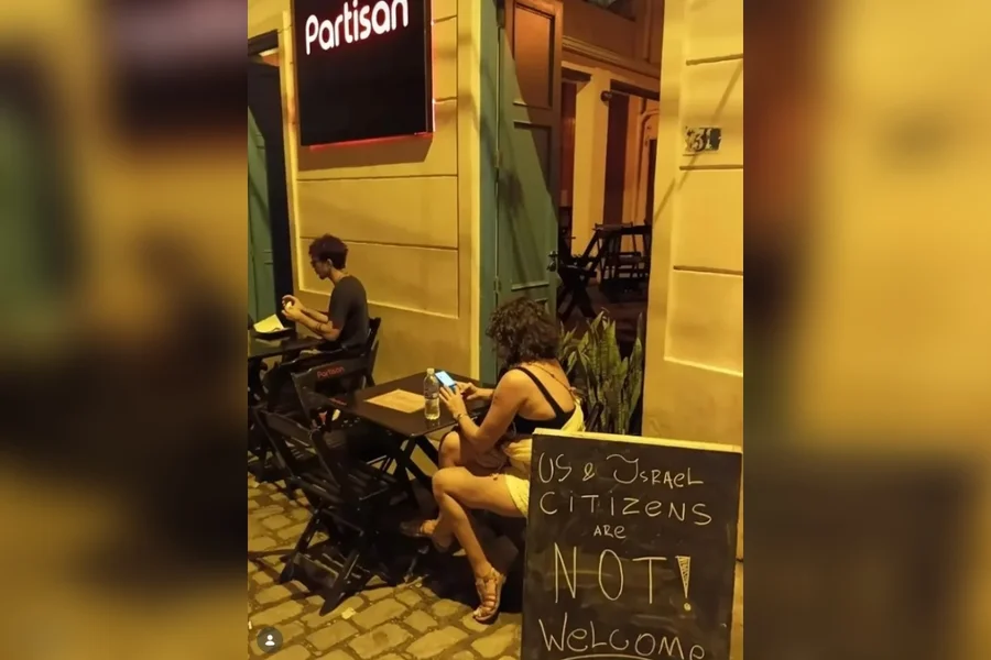 Imagem de Bar é multado após placa que proíbe entrada de americanos e israelenses