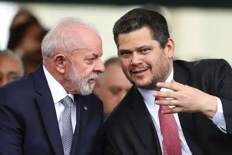 Imagem de Lula almoça com Alcolumbre e ministros após União Brasil e PP anunciarem desembarque do governo