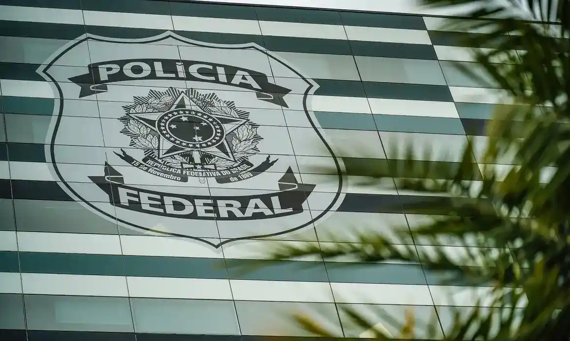 Imagem de Policiais federais aprovam estado de greve e pressionam governo Lula