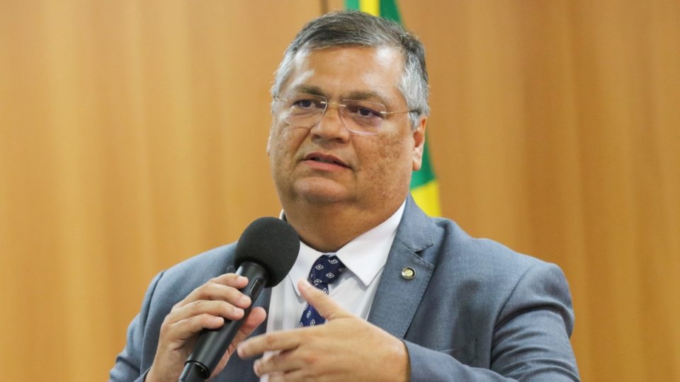 O ministro Flávio Dino falou em "sequestro" do país por nação estrangeira para interferir no Judiciário
