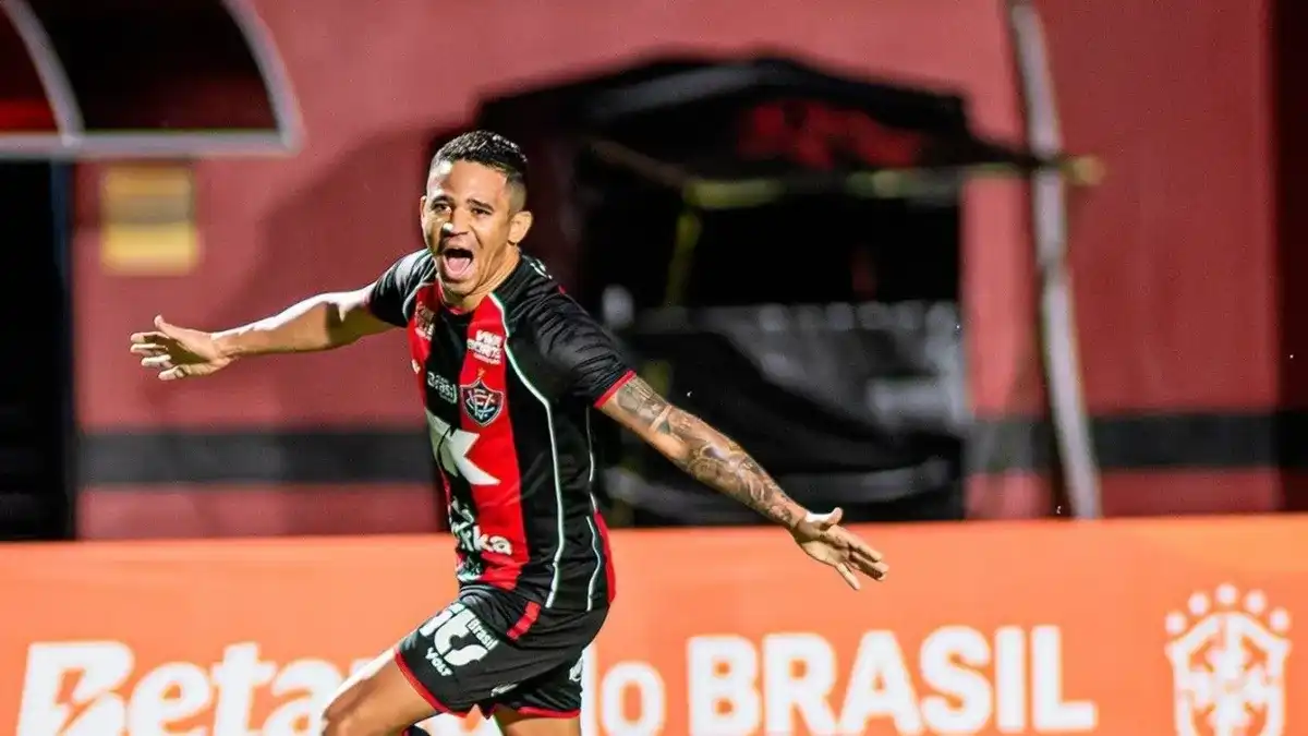 Imagem de Vitória goleia o Athletico-PR no Barradão e avança às quartas da Copa do Brasil