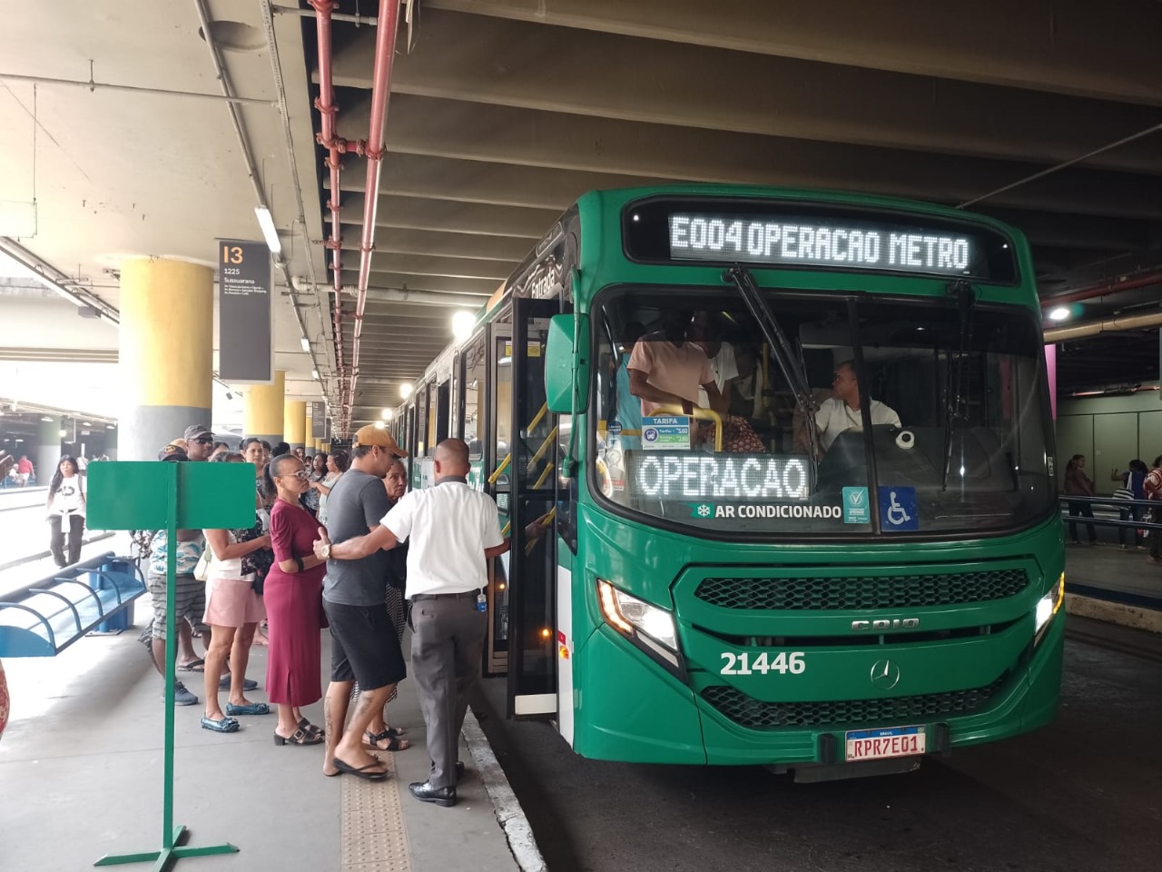 Imagem de Linha de ônibus especial entra em operação em Salvador após fechamento de estações do metrô