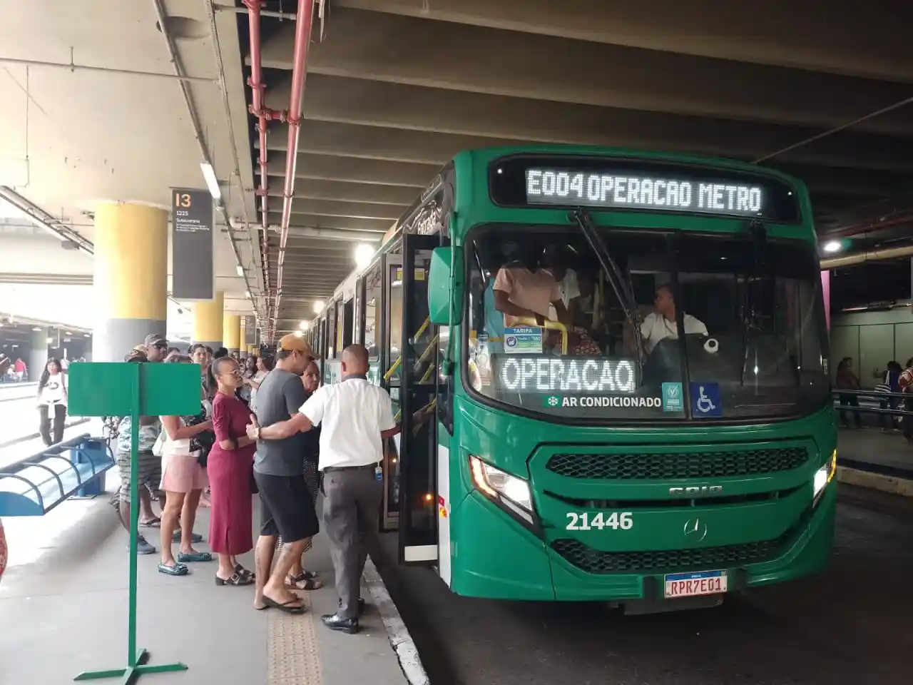 Imagem de Linha de ônibus especial entra em operação em Salvador após fechamento de estações do metrô