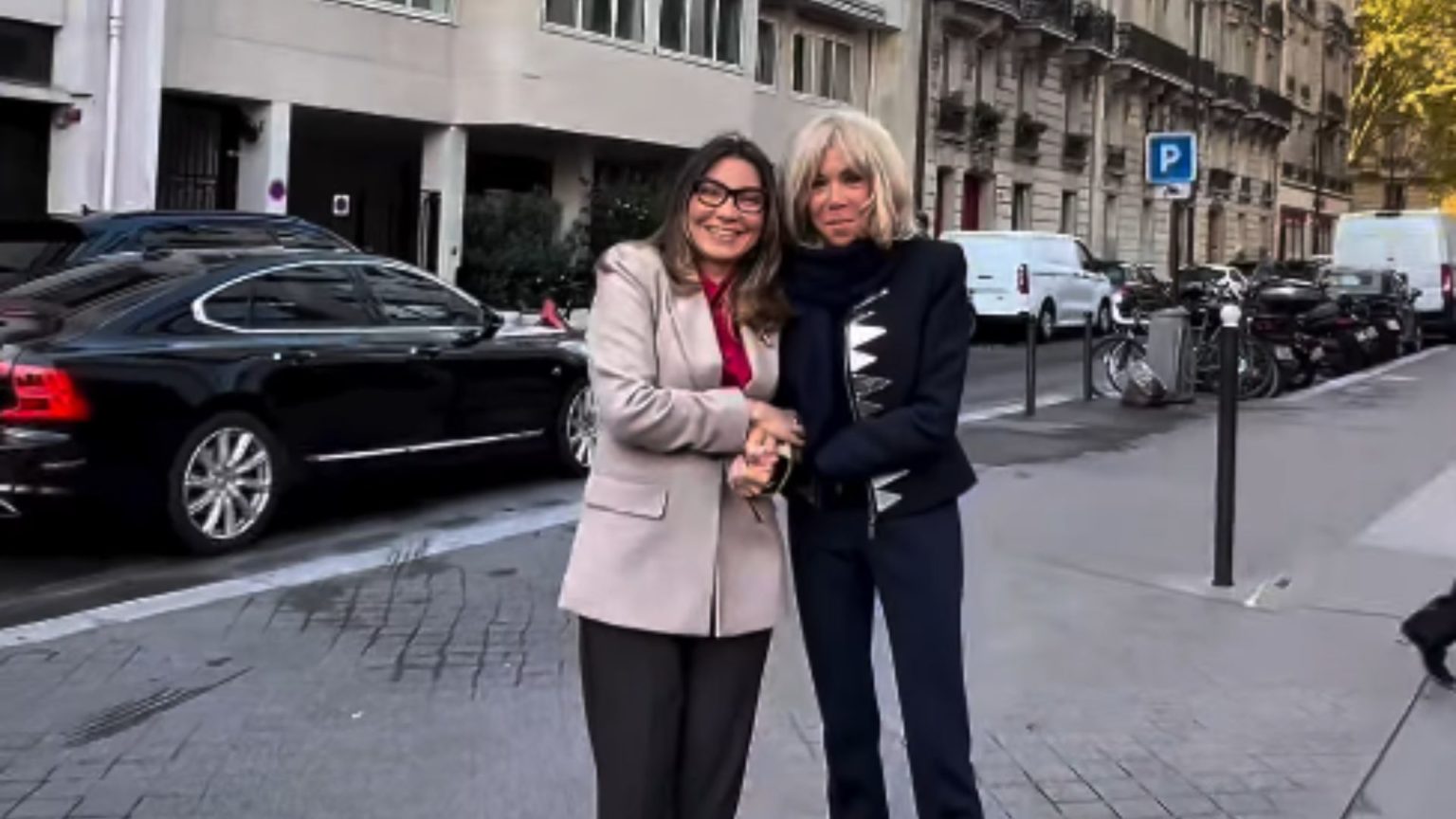 Janja e Brigitte Macron visitam a exposição Amazônia, em Paris