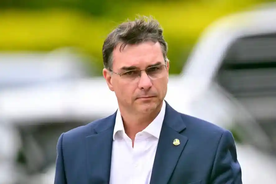 Imagem de Planalto vê com cautela aproximação de Flávio Bolsonaro com o STF