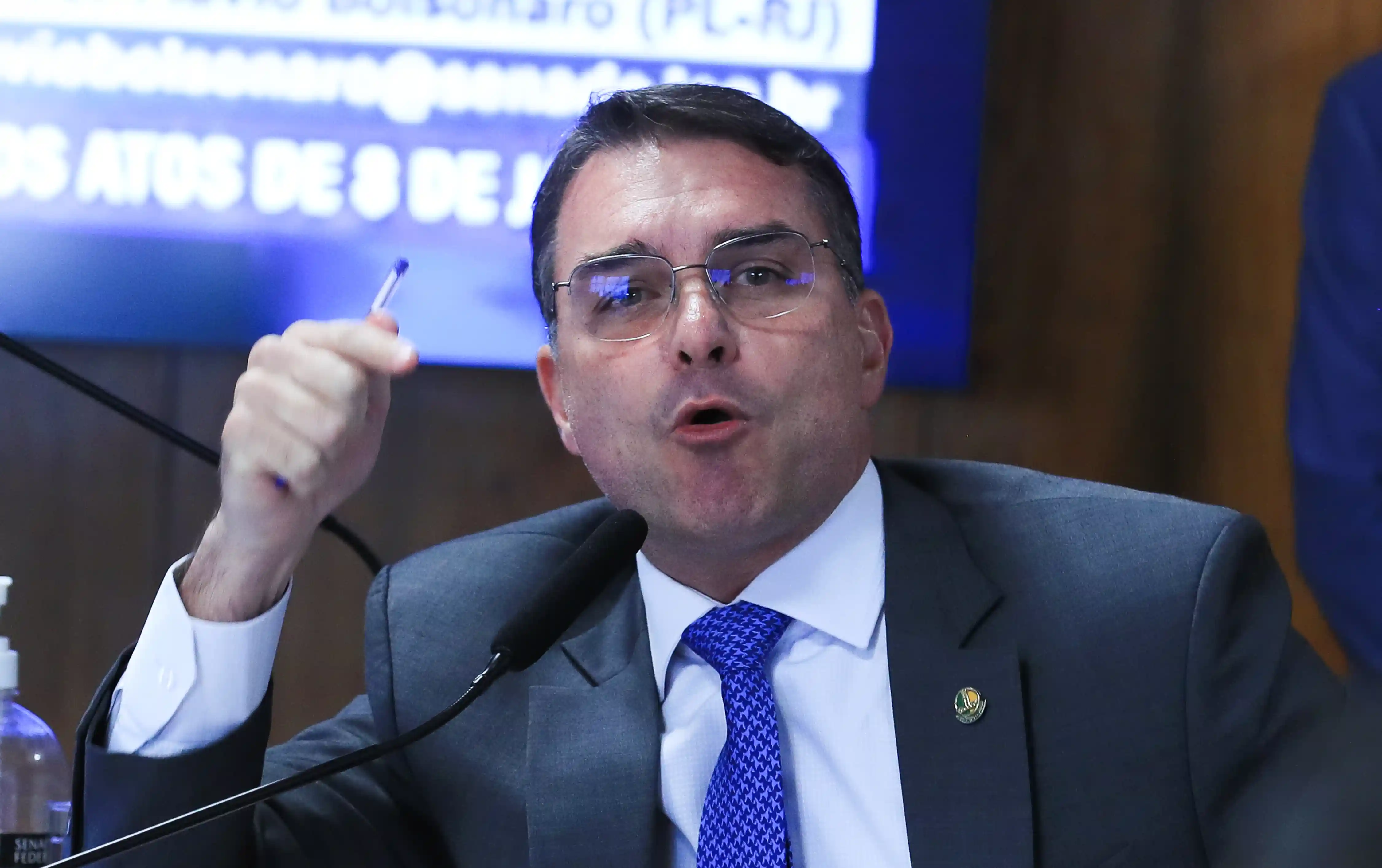 Imagem de Datafolha mostra Flávio Bolsonaro com vantagem entre evangélicos em disputa contra Lula