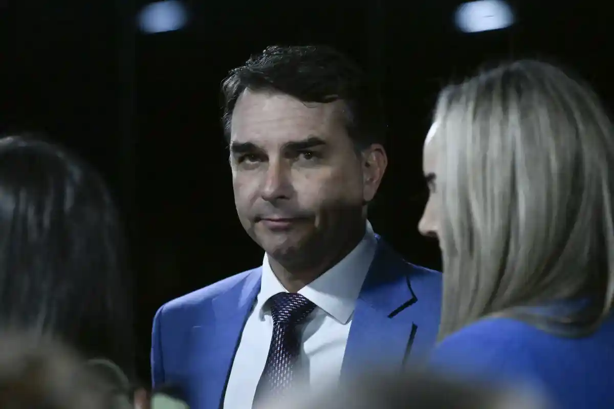 Imagem de Moraes vê possível propaganda eleitoral antecipada em carta de Bolsonaro lida por Flávio