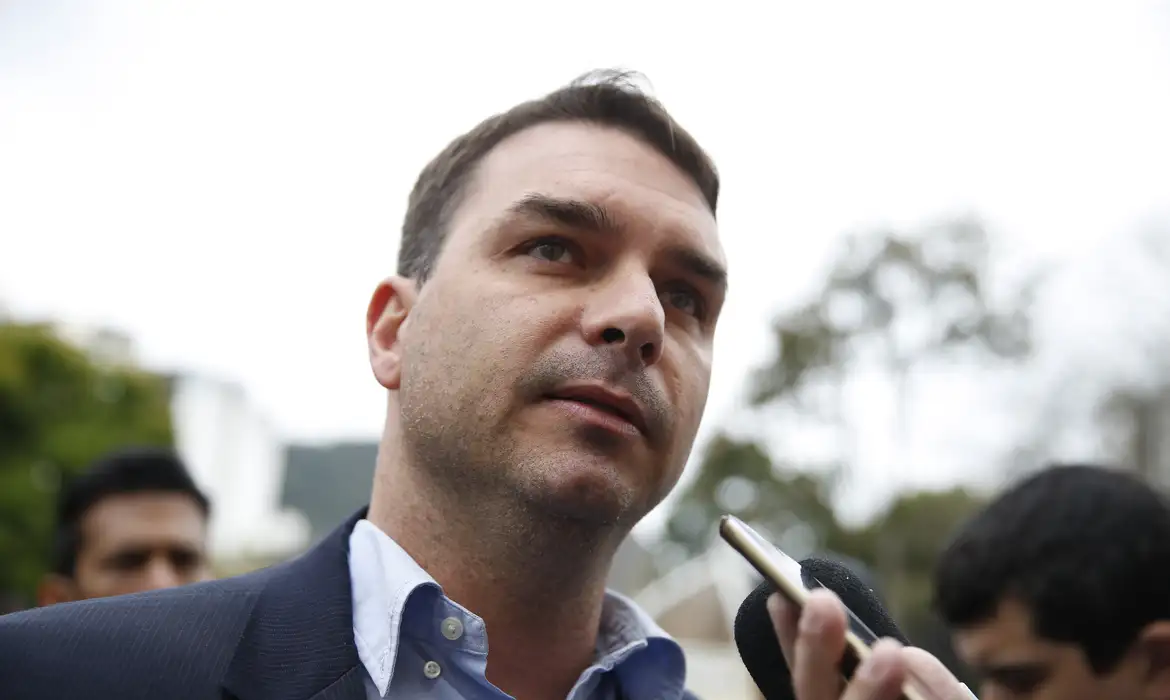 Imagem de Flávio Bolsonaro visita Jair Bolsonaro na PF após ser confirmado como candidato do PL ao Planalto