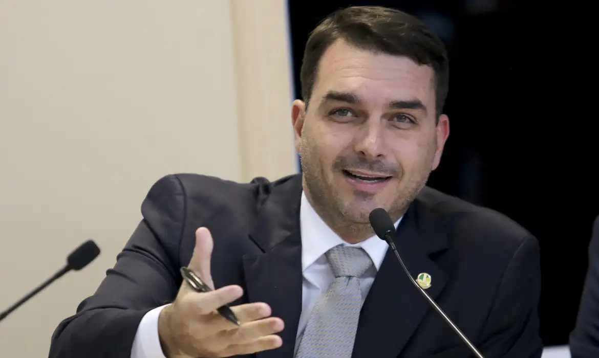 Imagem de Flávio Bolsonaro: “Mandar meu pai para a Papuda seria insanidade de Moraes”