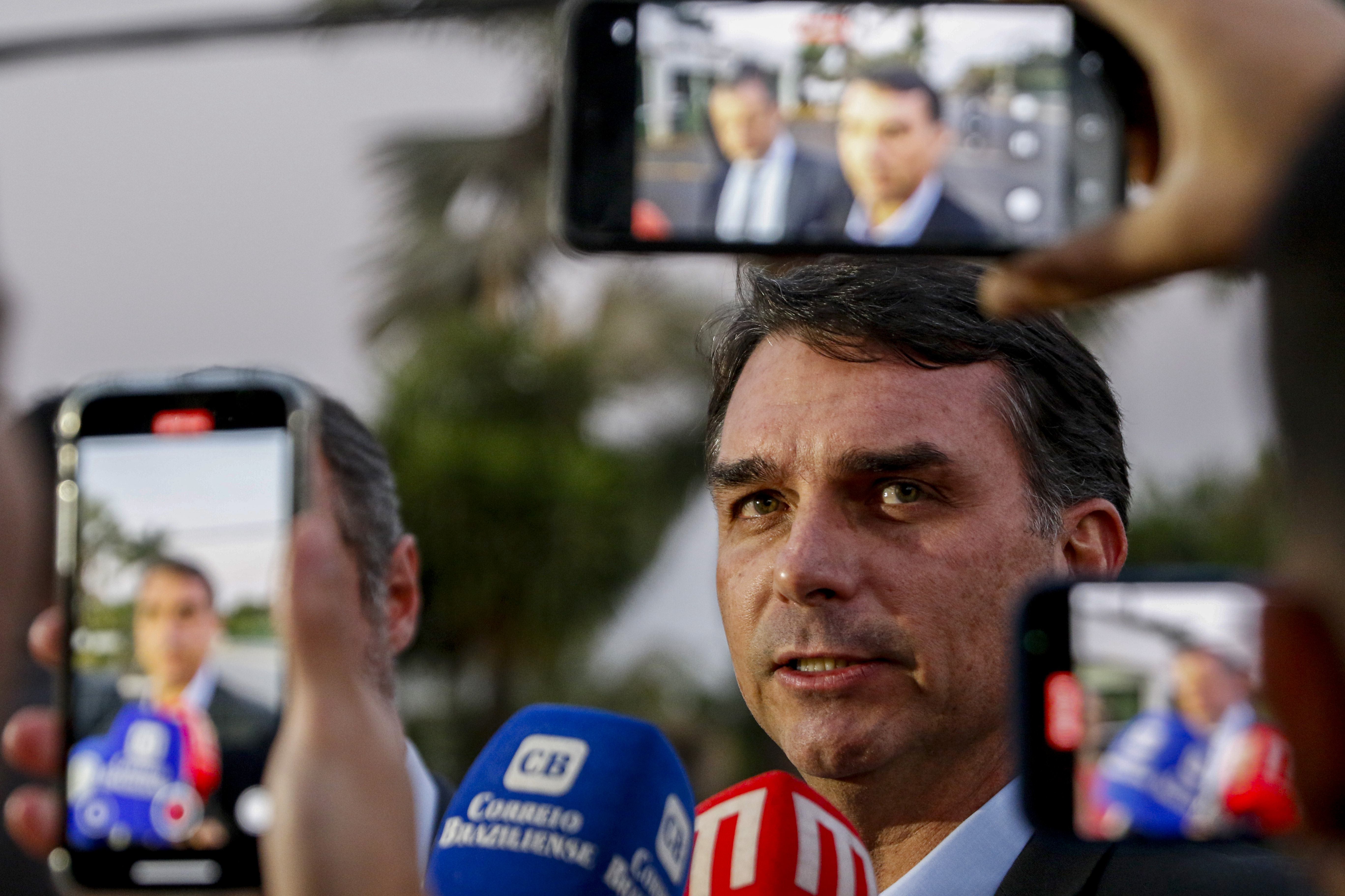 Imagem de Flávio Bolsonaro discute mudanças na comunicação de pré-campanha durante agenda em São Paulo
