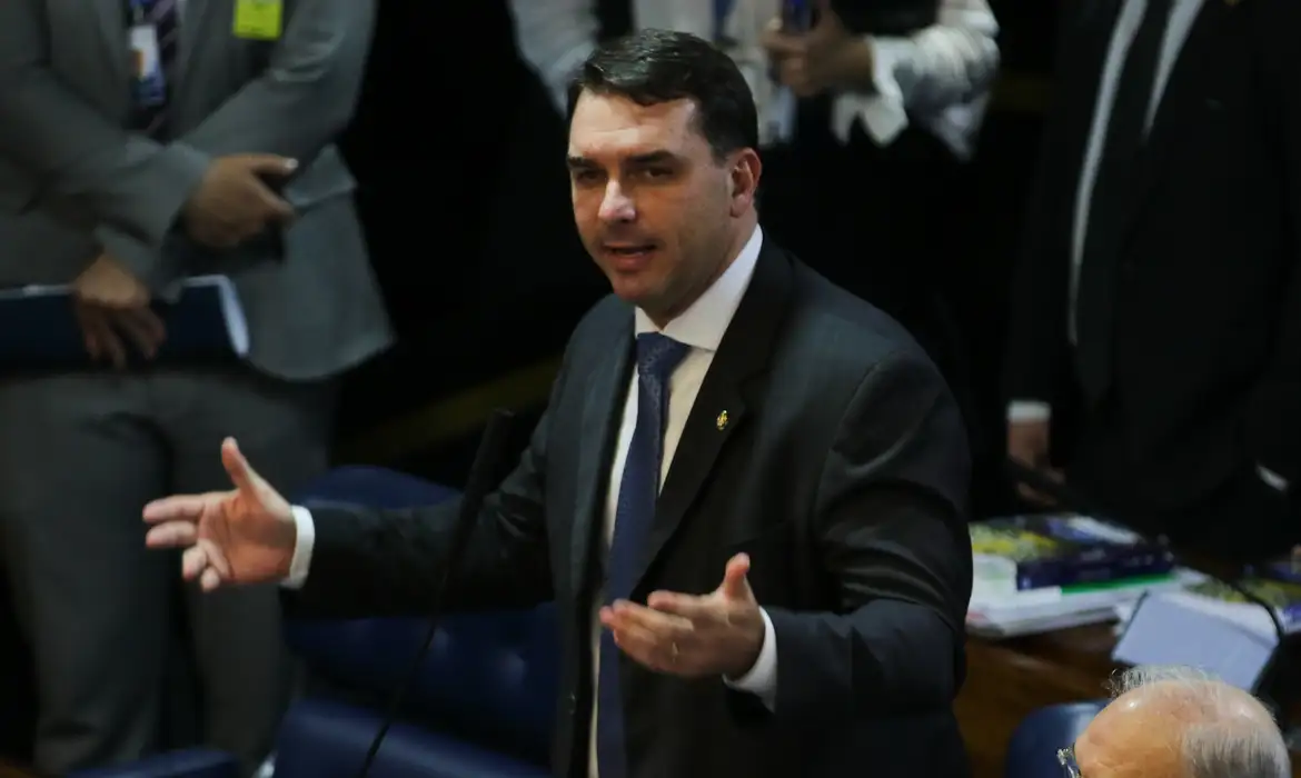 Imagem de Flávio Bolsonaro emerge como principal nome da direita e encurta distância para Lula, aponta Quaest