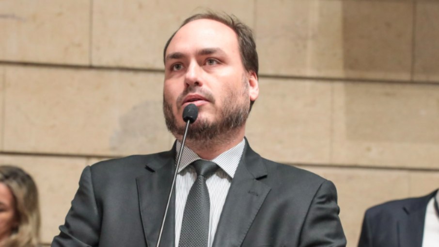 Postagem de Carlos Bolsonaro por replicada por Eduardo reforçando críticas a governadores