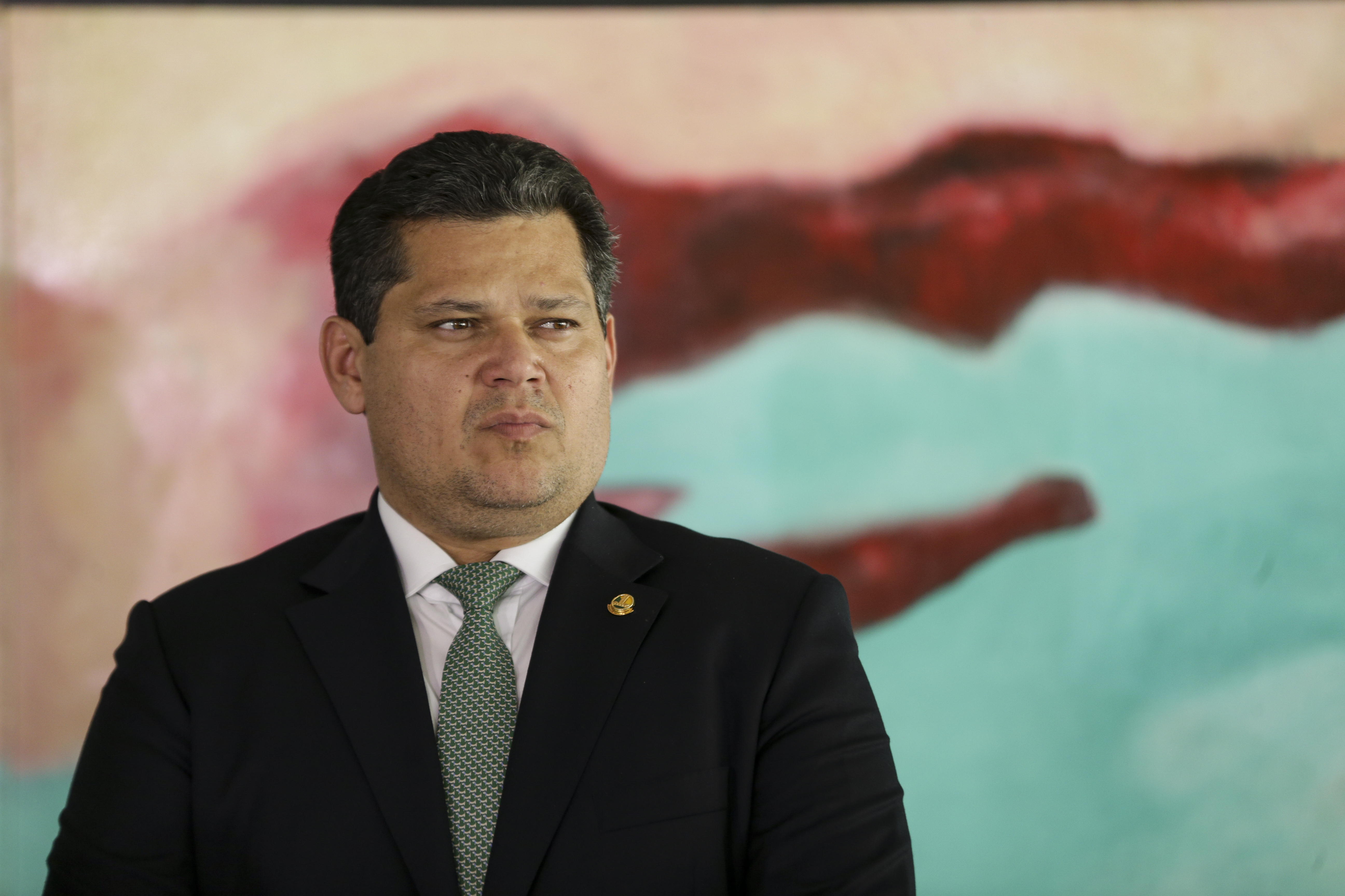 Imagem de Alcolumbre evita aplaudir Jorge Messias durante posse de Nunes Marques no TSE