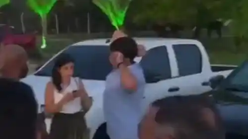 Imagem de João Campos guarda cordão de ouro antes de evento popular no Recife