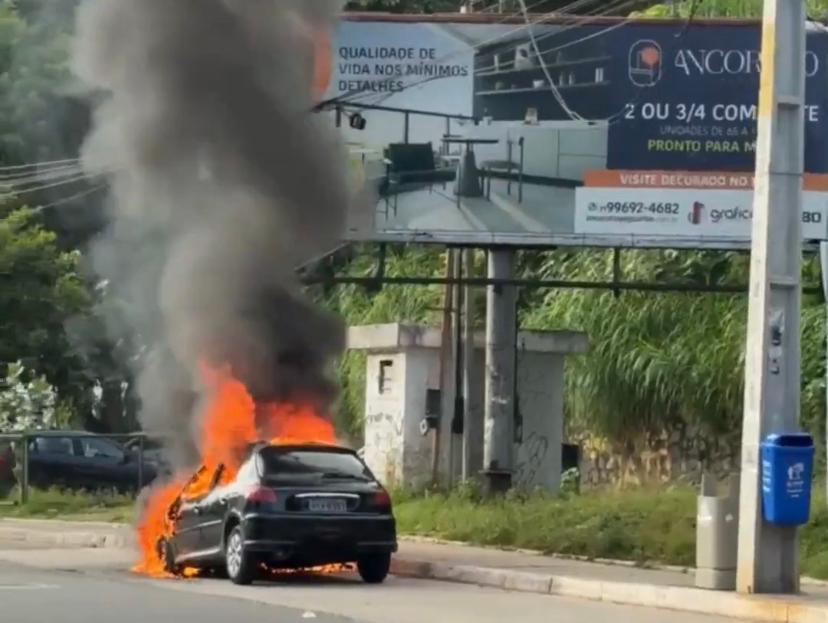 Imagem de Carro pega fogo na avenida Anita Garibaldi e causa transtornos