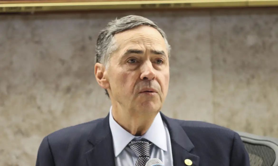 Imagem de Barroso reage a críticas dos EUA e defende julgamento de Bolsonaro no STF