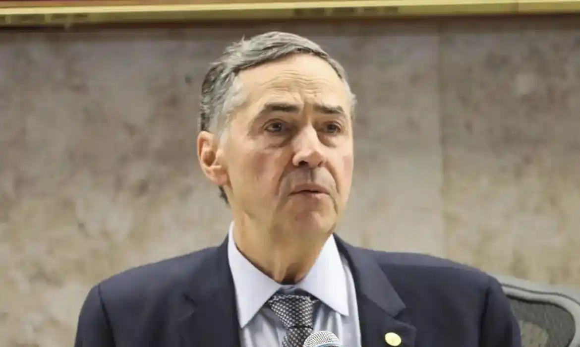 Imagem de Barroso reage a críticas dos EUA e defende julgamento de Bolsonaro no STF
