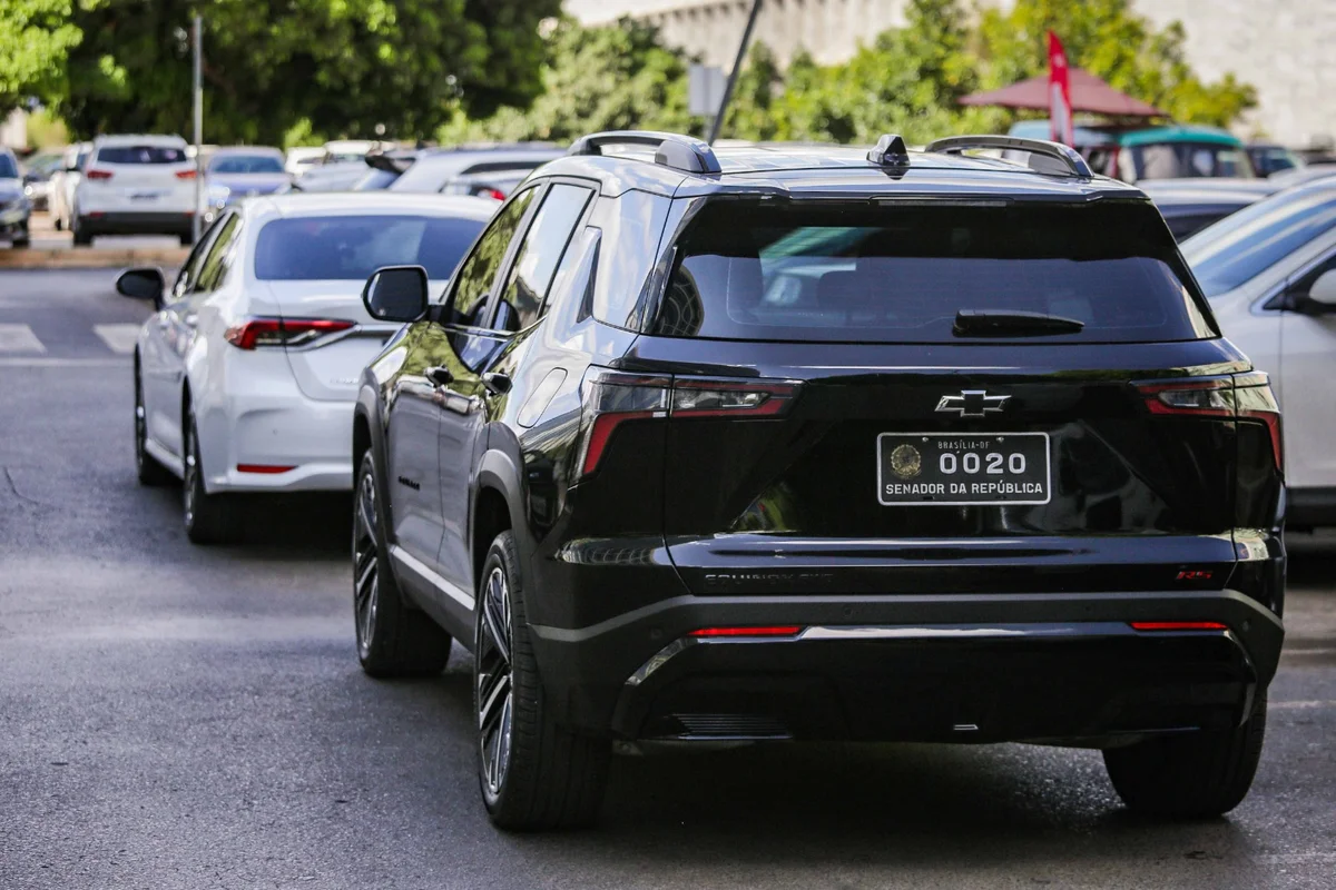 Imagem de Deputado aciona TCU contra contrato milionário de SUVs no Senado