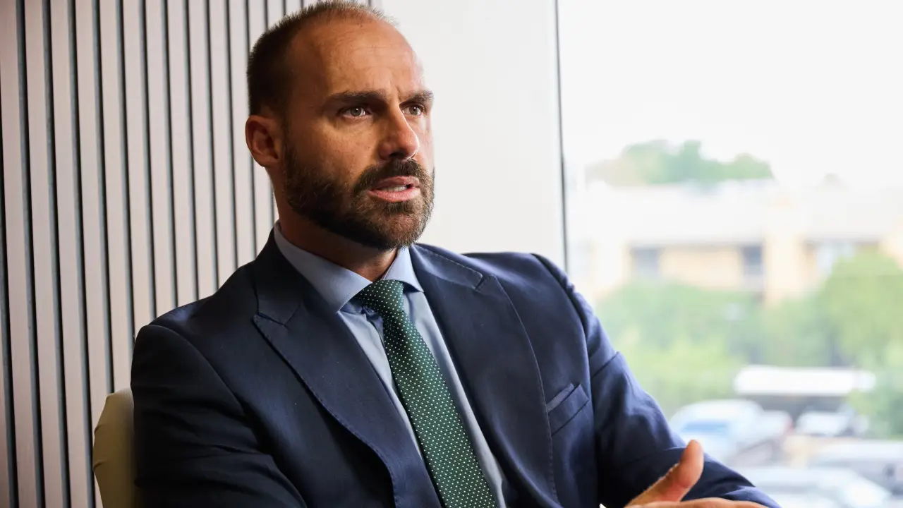Imagem de Eduardo Bolsonaro critica atuação da PF após saída de delegado dos EUA