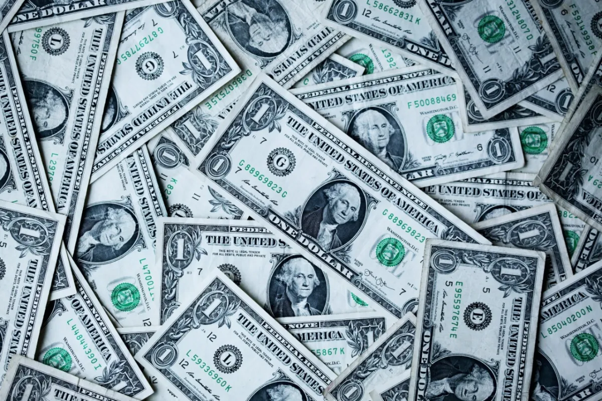 Imagem de Dólar cai para R$ 5,13 e Bolsa recua em dia de atenção a indicadores e cenário externo