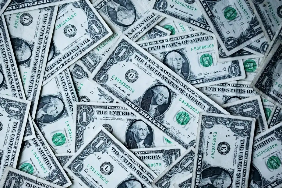 Imagem de Dólar cai para R$ 5,13 e Bolsa recua em dia de atenção a indicadores e cenário externo