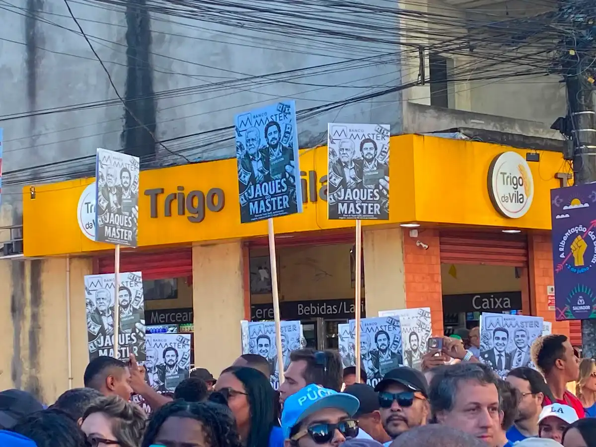 Imagem de Jaques Wagner é alvo de protestos durante desfile do 2 de Julho em Salvador