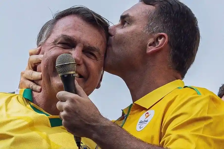Imagem de Flávio retoma modelo de Bolsonaro em lives semanais