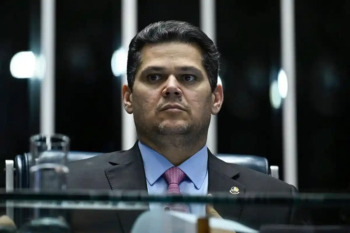 Imagem de Advogado de Trump critica Alcolumbre por barrar impeachment de Alexandre de Moraes