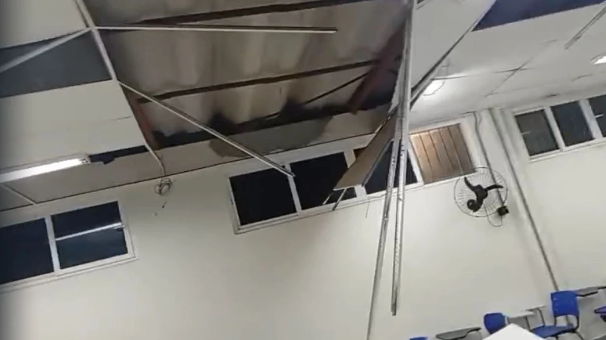 Imagem de Teto desaba em sala de aula da UFBA e aulas são suspensas em Ondina