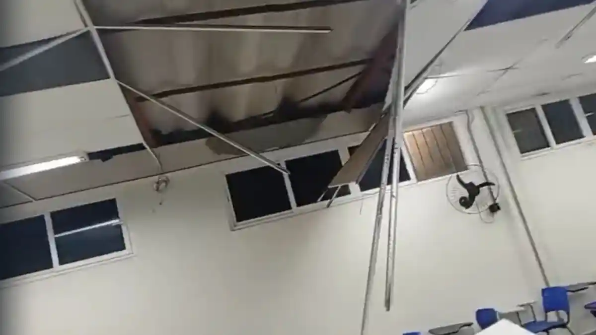 Imagem de Teto desaba em sala de aula da UFBA e aulas são suspensas em Ondina