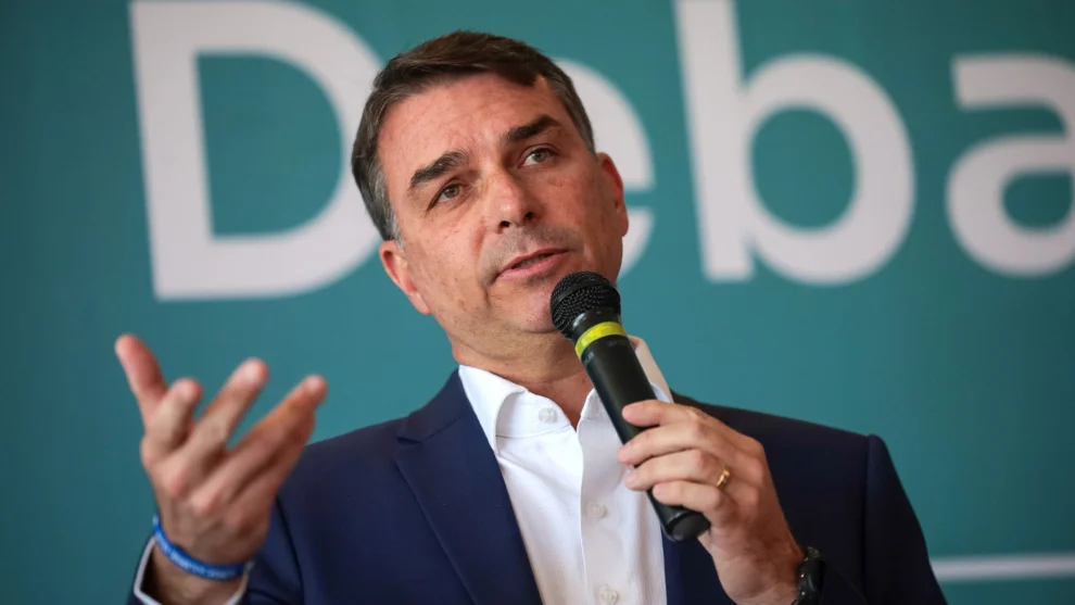 Imagem de "Lula cavou esse pênalti", diz Flávio ao responsabilizar governo por tarifaço dos EUA
